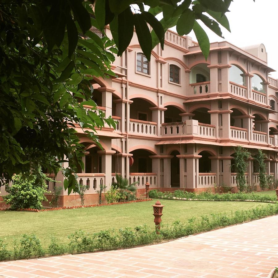 Mvt Guesthouse & Restaurant Vrindavan Exterior photo