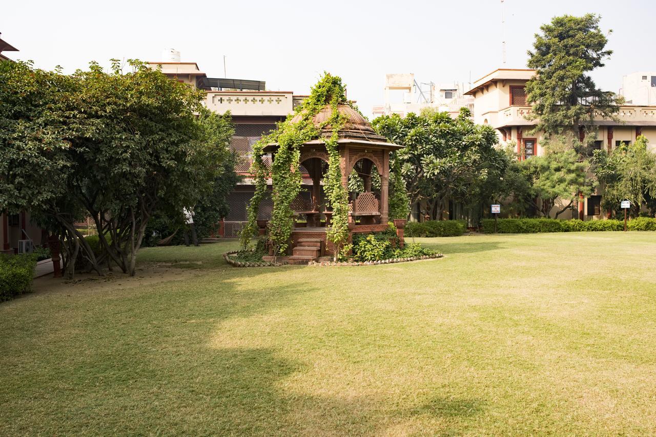 Mvt Guesthouse & Restaurant Vrindavan Exterior photo