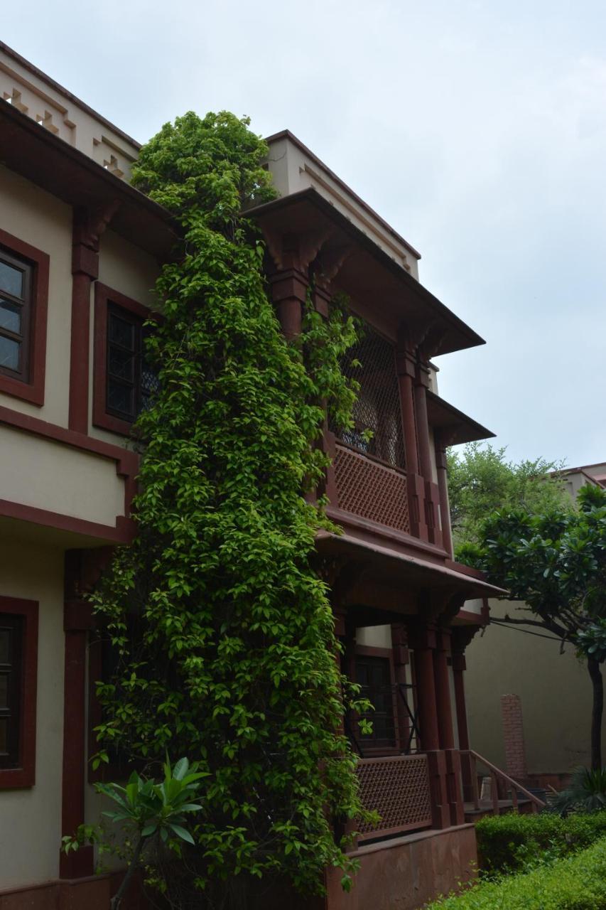 Mvt Guesthouse & Restaurant Vrindavan Exterior photo