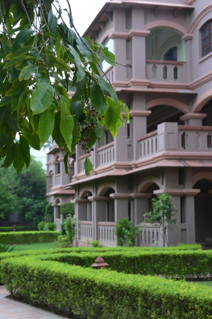 Mvt Guesthouse & Restaurant Vrindavan Exterior photo