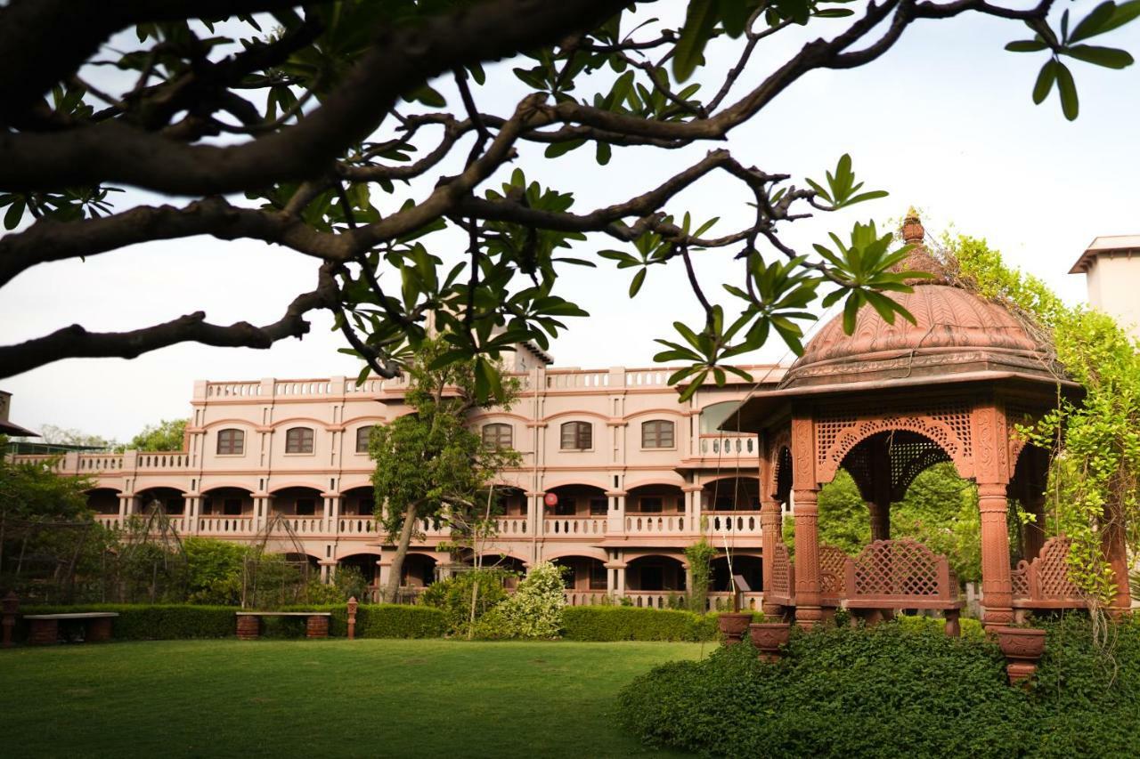 Mvt Guesthouse & Restaurant Vrindavan Exterior photo