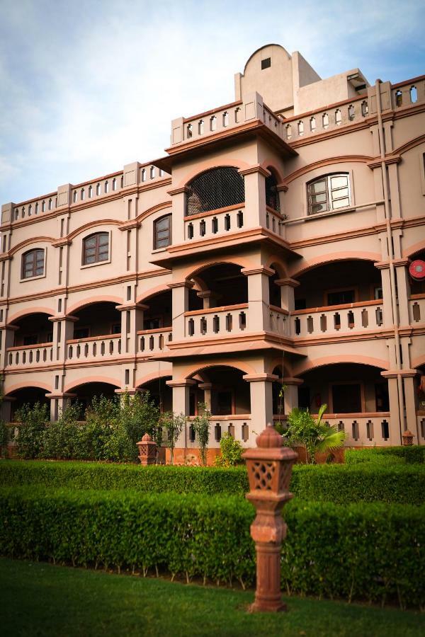 Mvt Guesthouse & Restaurant Vrindavan Exterior photo