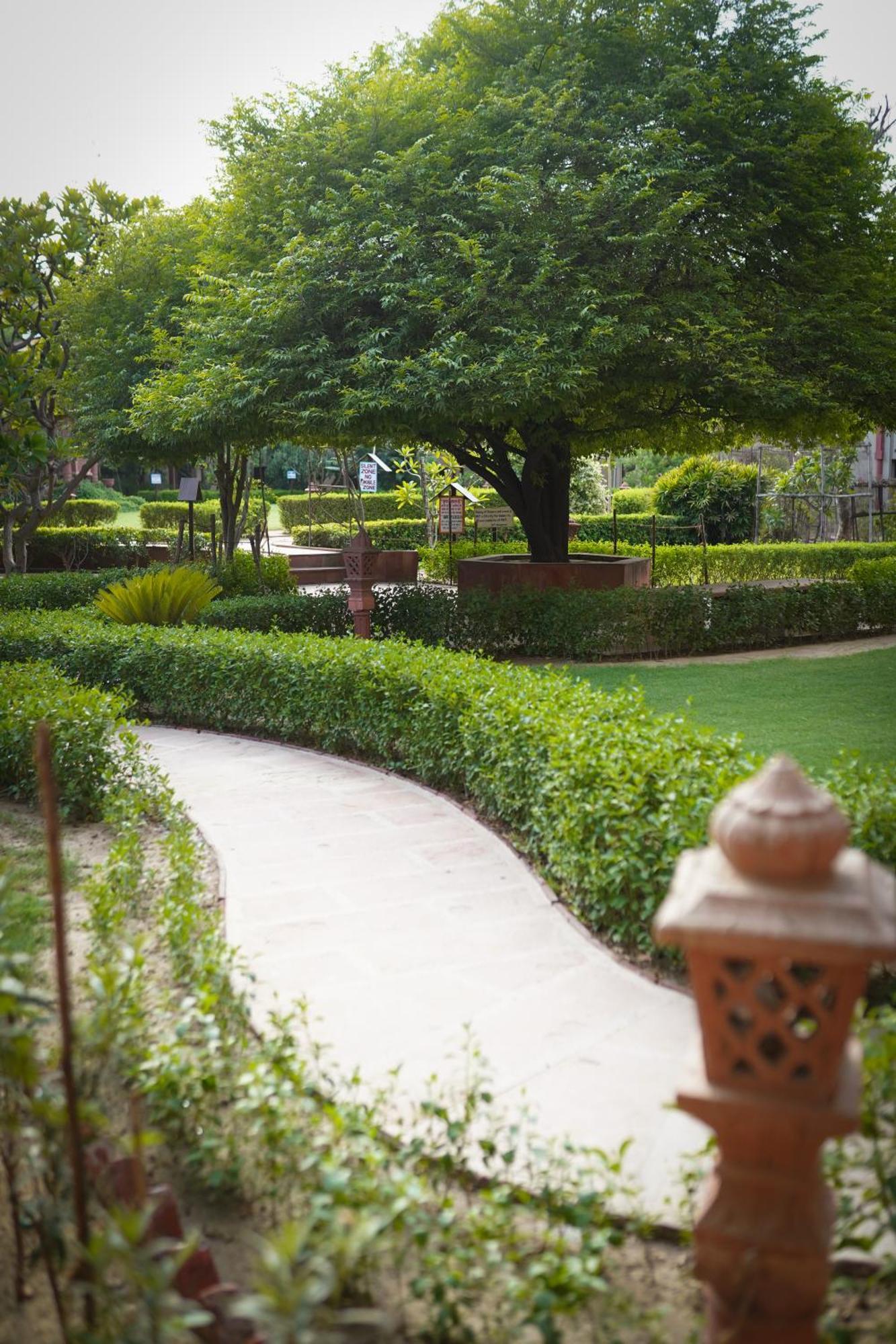 Mvt Guesthouse & Restaurant Vrindavan Exterior photo