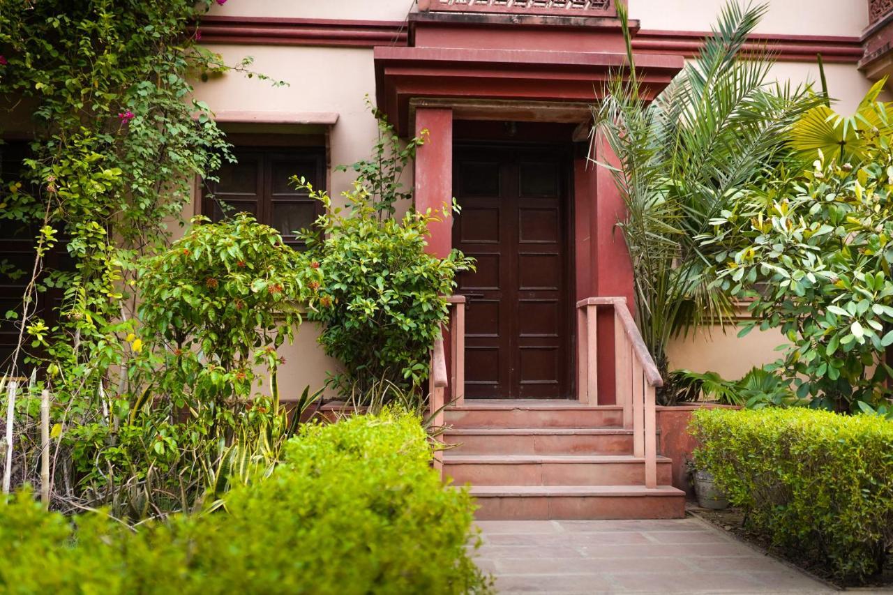 Mvt Guesthouse & Restaurant Vrindavan Exterior photo